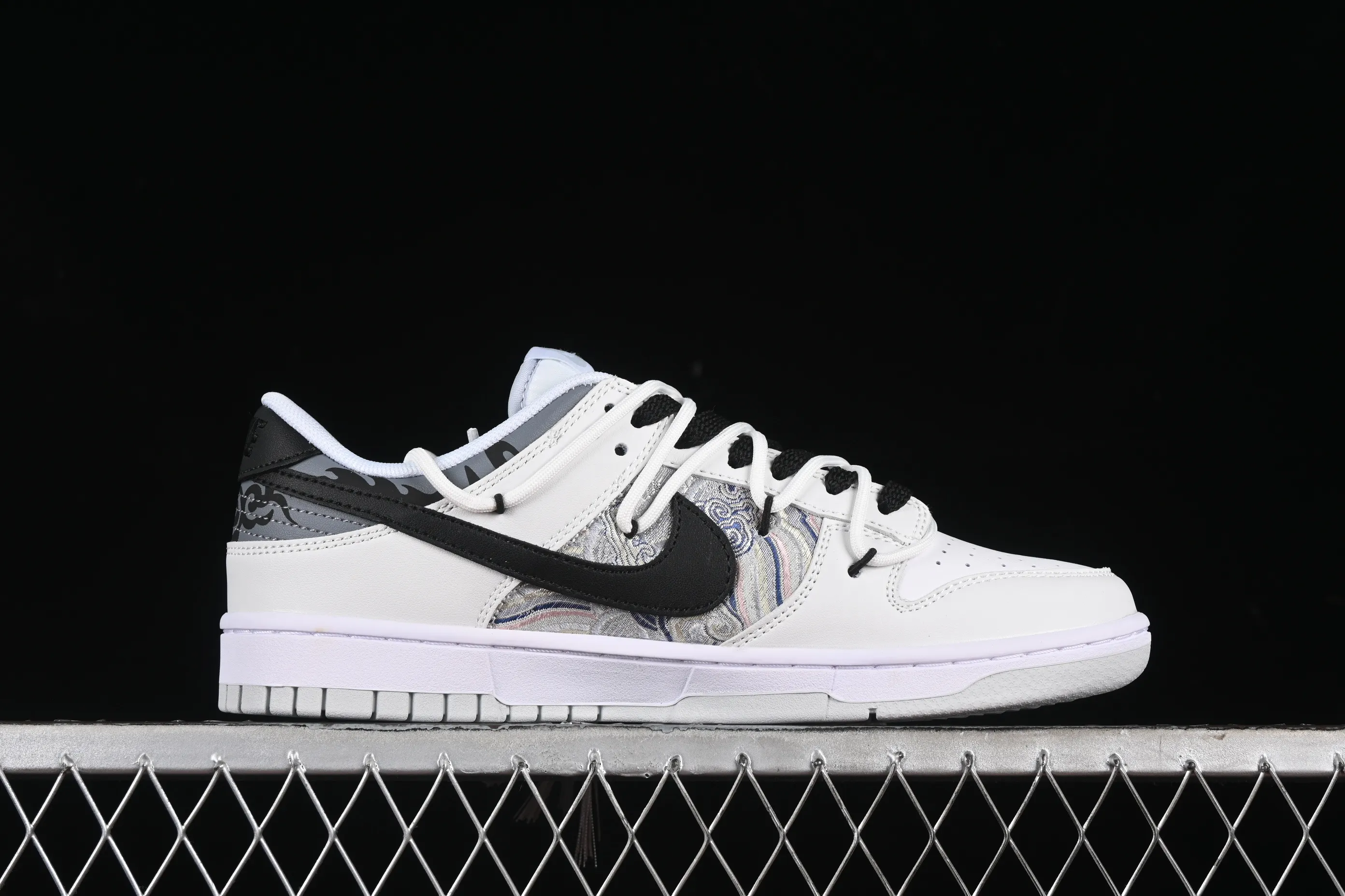 All categories Nk SB Dunk series Nk SB Dunk Low low-top sneakers Nk Dunk Low Year of the Dragon limited edition CNY Qiansi Ancient Rhyme Gift Box Silver White SB strap low-top casual sneakers DV0831-101